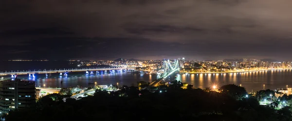 El puente Hercilio Luz por la noche, Florianópolis, Brasil . — Foto de Stock