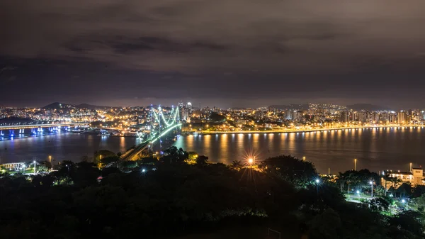 Hercilio Luz Bridge på natten, Florianópolis, Brazil. — Stockfoto