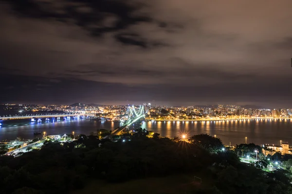 Hercilio Luz Bridge på natten, Florianópolis, Brazil. — Stockfoto