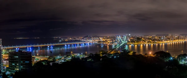 到了晚上，弗洛里亚诺波利，巴西 Hercilio Luz 桥. — 图库照片