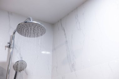  Yağmur yağan suya yakın çekim, temiz modern banyo ve rahatlatıcı atmosfer.