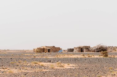 Son yıllarda Fas Anti Atlası 'nda güneş panelleri olan mütevazı evler görmek merak uyandırıyor. Çok çorak bir bölge.
