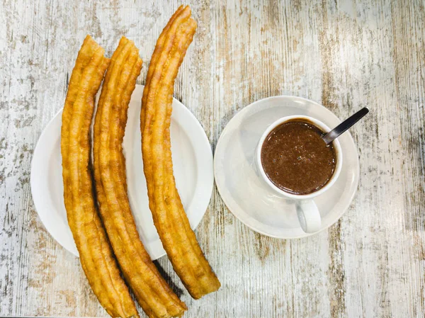 Zengin ve kalorik İspanyol kahvaltısı. Bir fincan sıcak çikolata ve kızarmış porra..