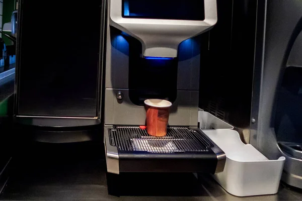 Ekolojik kağıt bardakta kahve hazırlıyorum. Büyük bir kahve demliğinde yapılıyor.