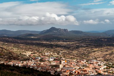 El Tiemblo İspanya 'nın Kastilya y Len özerk bölgesinde bulunan Avila ili' ne bağlı bir belediyedir.).