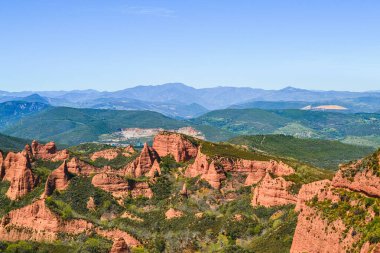 Las Mdulas Roma döneminin en büyük madeni olarak kabul edilir ve Dünya Mirası olarak ilan edilmiştir. Yüzüncü yüzyıl kestane ağaçları, göller, göller, zirveler ve galerilerle çevrilidir. El Bierzo-Len 'de yer almaktadır (Castilla y Len-Spain).-