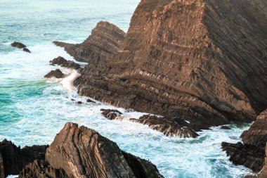 Portekiz 'de kayalıklara çarpan güzel bir maviyle öfkeli sular..