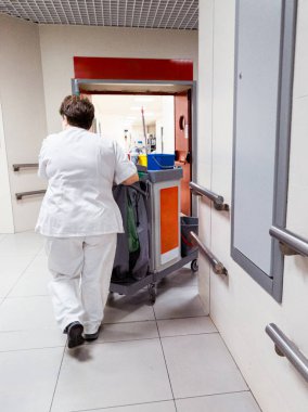 Temizlik personeli günlük olarak hastaneleri temiz tutuyor. Hastalıkların yayılmasını önlemek ve önlemek çok önemlidir..