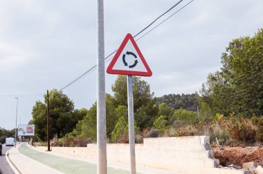Trafik çemberinin yakınlığına dair üçgen dikey işaret uyarısı