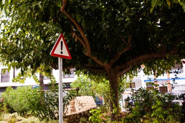 Bu işaret bize, yolda başka işaretlerde belirtilmeyen başka tehlikeler olduğunu ve bu yüzden de tedbirli olmamız gerektiğini gösteriyor..