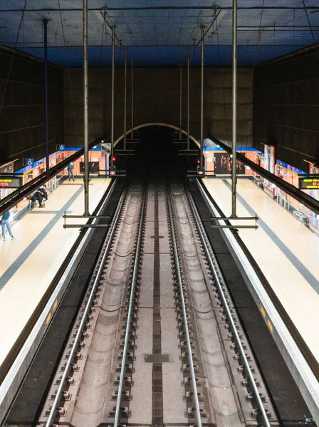 Madrid 'e bir sonraki metro gelişini bekleyen yolcular