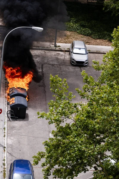 Madrid 'in yakınlarındaki çöp konteynırlarında yoğun dumanlı bir yangın başladı..