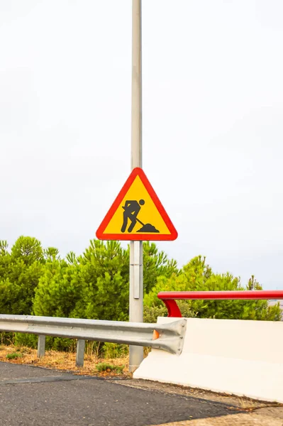 İnşaat işleri için dikey tabela: otoyolda yapım aşamasındaki bölüm (P-18).