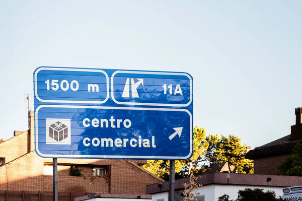 1500 metrede bir alışveriş merkezine çıkan bir çıkış olduğunu gösteren bir tabela var..