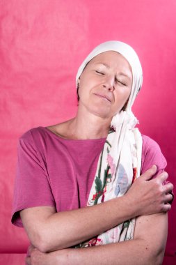 Başörtülü bir kadının sakin ama güçlü duruşu kanser tedavisi sırasında güçlendiğini gösteriyor..