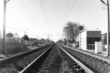 Bir kış sabahındaki tren raylarından bir görüntü. Siyah ve beyaz olarak düzenlenmiş. Aktarım