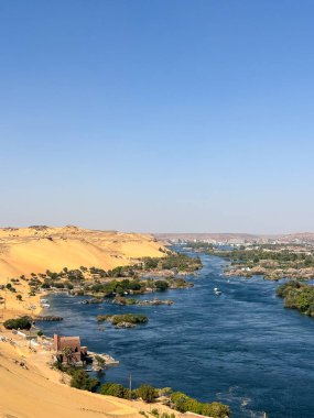 Nil Nehri, özellikle sakinlerine sunduğu tarım olanakları için bir yaşam ve zenginlik kaynağıdır ve turistik bir merkezdir. Özellikle Yukarı Mısır 'da, rotası boyunca düzenlenen seyahatler sayesinde..