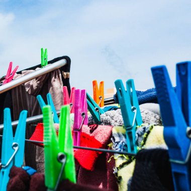 İspanya 'nın doğusunda güneşli bir gün. Birisi çamaşırları yıkamış ve gün ışığında kurutmak için çamaşırları asmış. Bu uzun yıllardır evlerde yapılan bir uygulamadır. Güneş ışığından yararlanmak çevreyi korumaktır. 