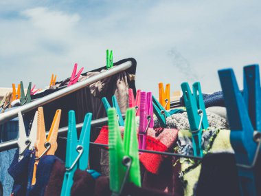 Güneşli günlerin en çok yaşandığı bölgelerde giysileri kurutmak günlük ev aktivitelerine ek olarak, eko-sürdürülebilir. Giysiler güneş ışınlarından yararlanarak doğal olarak kururlar..