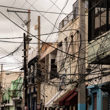 Santo Domingo (Dominik Cumhuriyeti) sokaklarında yürürken, yolların bir tarafından diğerine düzen olmadan ve birbirine dolanmış halat yığınlarının nasıl dolaştığını görebilirsiniz. Yerlilere elektrik ve telefon hizmeti sağlıyorlar. 