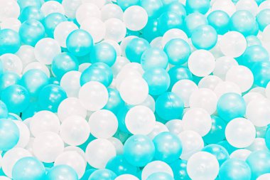 Küçük beyaz ve mavi plastik toplar, arka plan için.