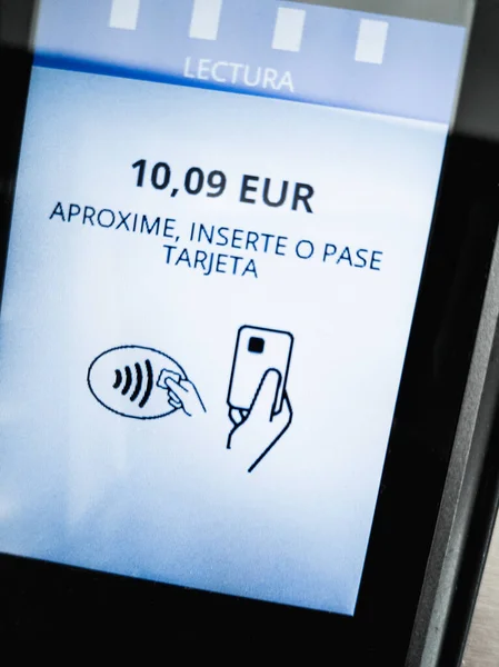 Birisi satın almış ve bunu fiziksel kartıyla ya da cep telefonuyla ödemeye devam edecek. Terminalde avro olarak işaretlenen miktar..