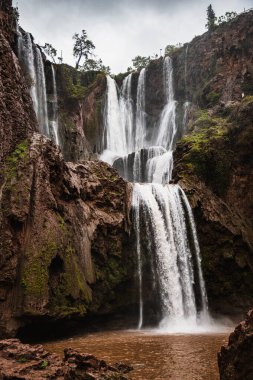 Alt kısımdan yüksek sesli şelaleler. Yağmurlu bir gün. Güzel ve yoğun bir su akışına sahip şelaleler.