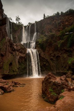 Fırtınalı bir günde Ouzoud Şelaleleri 'nin geniş açılı görüntüsü tam kapasite (Fas)