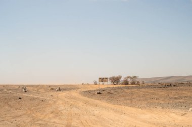 Fas 'taki 4X4 araçlar için hızlı yollar, omuz simülasyonu sırasında yer alan küçük taş yığınlarıyla işaretlenmiştir. Havanın sebep olduğu çöl kumları..