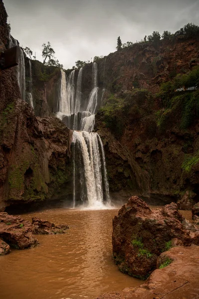 Fırtınalı bir günde Ouzoud Şelaleleri 'nin geniş açılı görüntüsü tam kapasite (Fas)