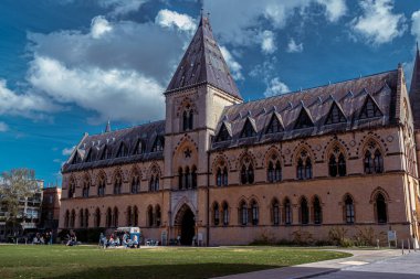 Oxford Üniversitesi, Oxford, İngiltere, Birleşik Krallık 'ta ikonik bir tarihi kütüphane binası olan Radcliffe Camera' nın dış görünüşü.