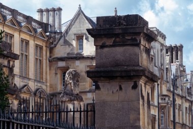 Tarihi üniversite binaları arka planda, Oxford, İngiltere, İngiltere 'de Radcliffe Meydanı yakınlarında bulunan taş anıt. Eylül 2025