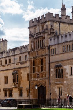 Oxford, Oxford, İngiltere, İngiltere 'deki tarihi bir üniversite binasının dış görünüşünde geleneksel taş mimarisi sergilenmektedir. Eylül 2025