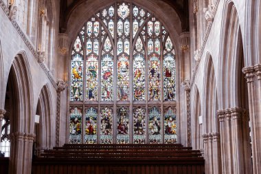Oxford Üniversitesi, Oxford, İngiltere, İngiltere 'deki Exeter Koleji Şapeli' nin içerisindeki vitraylı pencerelerin iç görünümü. Eylül 2025