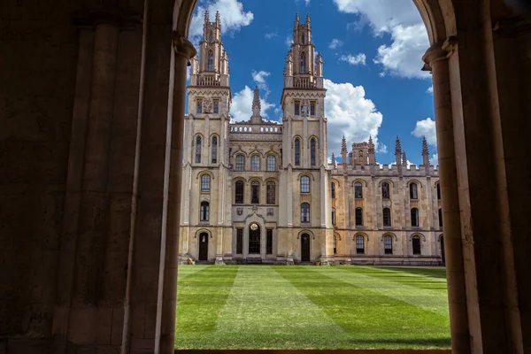 İngiltere, Oxford Üniversitesi 'nde çimenlik ve çevresindeki binalarla geleneksel bir üniversite dörtgeninin görüntüsü. Eylül 2025