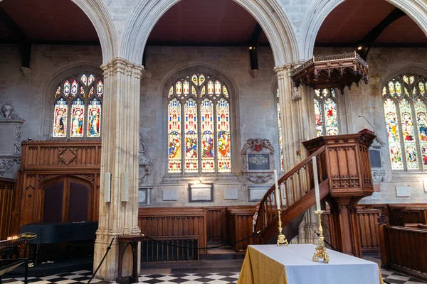 Exeter Kolej Kilisesi 'nin içi, İngiltere, Oxford' daki ahşap sıraları ve tarihi mimari detayları gösteriyor..