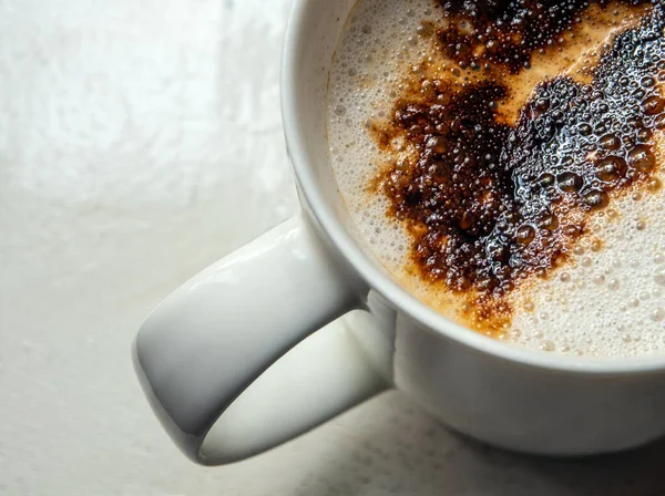 Weicher Weißer Milchschaum Einer Kaffeetasse Und Die Dunkelbraune Farbe Des — Stockfoto