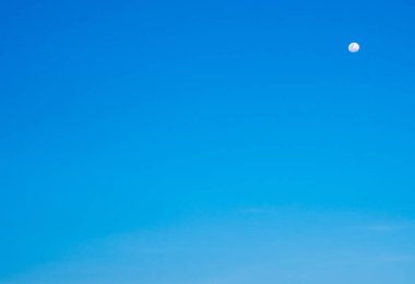 Gün boyunca açık mavi gökyüzündeki aya bak.