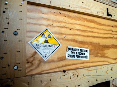 Ulaşım ahşap kutu A tipi standart paketin yanında radyoaktif malzeme etiketi
