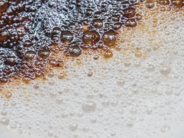 Mjukt Vitt Mjölkskum Kaffekopp Och Den Mörkbruna Färgen Kaffepulvret Strös — Stockfoto
