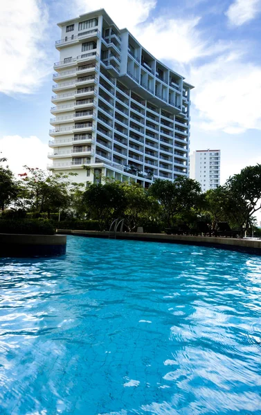 Punto Vista Bajo Vista Del Edificio Gran Altura Desde Piscina — Foto de Stock