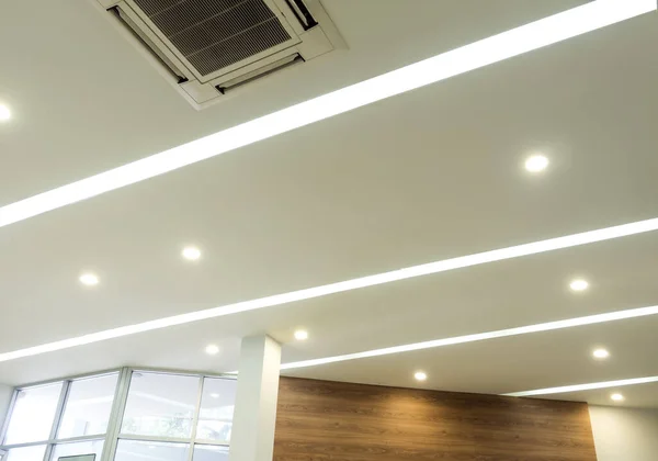 Φωτισμός Και Οροφή Τοποθετείται Κλιματιστικό Στη Σύγχρονη Οροφή Του Γραφείου — Φωτογραφία Αρχείου