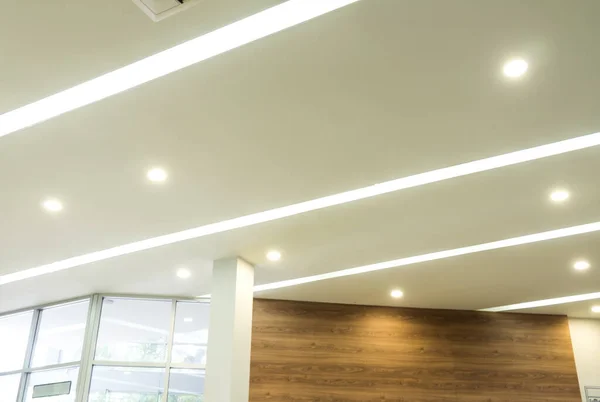 Verlichting Plafondgemonteerde Airconditioner Aan Het Moderne Kantoorplafond — Stockfoto