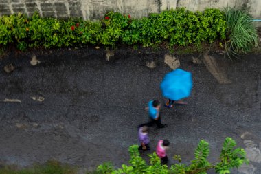 Yağmurlu bir günde, küçük bir sokağın tam üstünde.