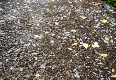 Eski beton asfalt yüzeyi daha çok bir erozyondur.