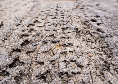 Eski beton asfalt yüzeyi daha çok bir erozyondur.