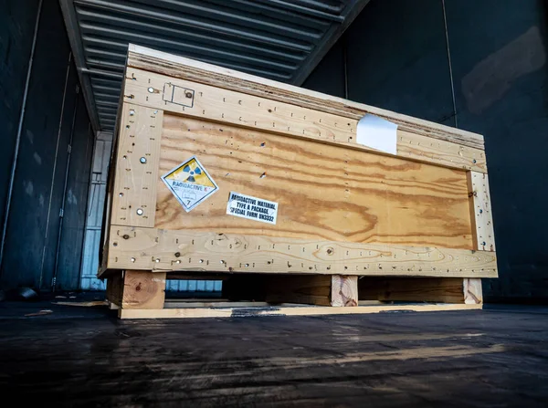 Etikett Für Radioaktives Material Neben Der Transportbox Typ Standardverpackung Stockbild