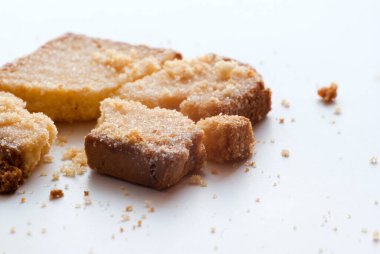 Tereyağlı ve şekerli kızarmış ekmek.