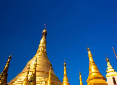 Myanmar 'ın mavi gökyüzünün altında bir grup altın pagoda.