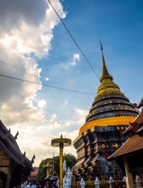 Tapınağın çeşitli yerlerindeki Kuzey Tayland sanat desenleri ve tapınaktaki pagoda